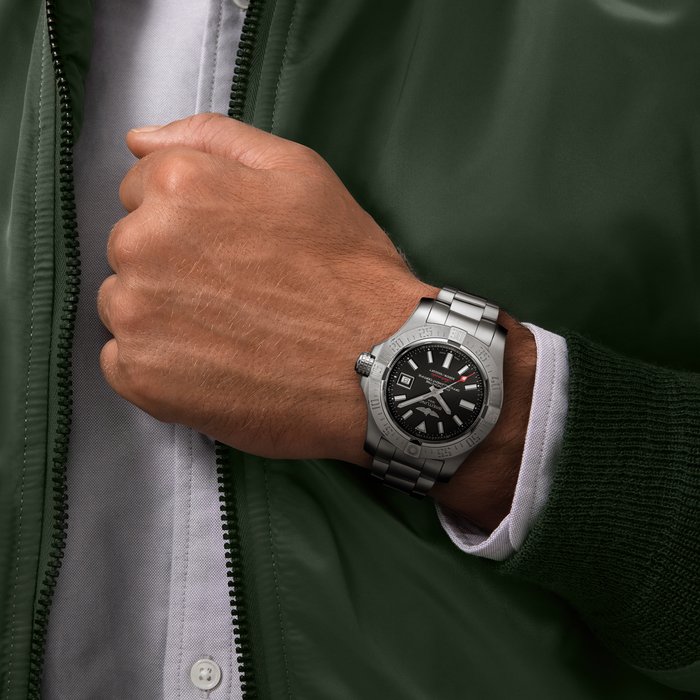 The professional Avenger II Seawolf super-diver model teams a powerful aesthetic with exceptional performance. The case, water-resistant to the impressive depth of 3,000 m (10,000 ft), is equipped with a unidirectional rotating bezel, a screw-lock crown with a non-slip grip, and a valve serving to equalize pressure differences between the interior and the exterior of the watch. The self-winding caliber, chronometer-certified by the COSC, guarantees maximum precision and reliability.