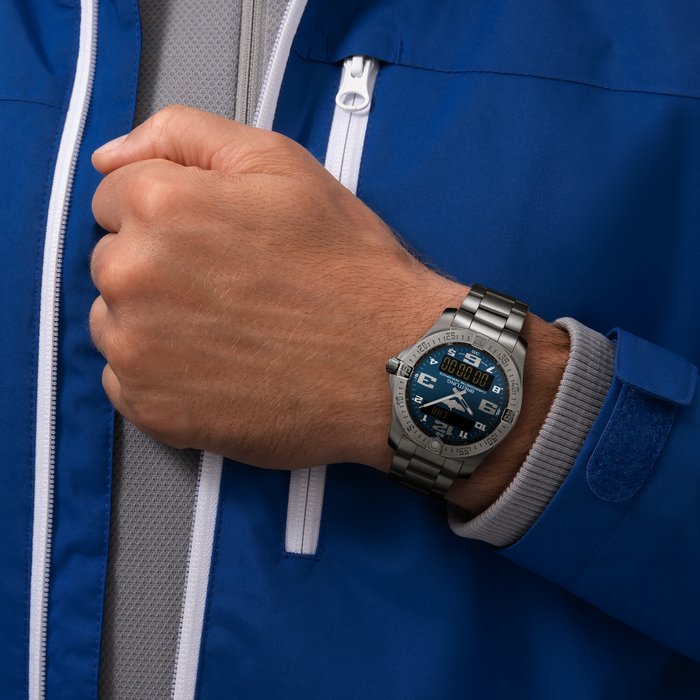 In 1985, Breitling launched the Aerospace, an innovative, multifunction chronograph equipped with state-of-the-art Swiss technology. Heir to this legendary model, the Aerospace Evo retains the same powerful, dynamic and technical style – combined with the latest electronic developments. Equipped with an officially chronometer-certified SuperQuartz™ caliber, it is distinguished by a user-friendly control system with crown-activated functions including 1/100th of a second chronograph, countdown timer, second time zone, alarm, audible time signal (minute repeater) and calendar.