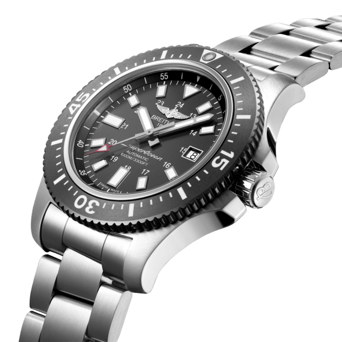 With its sturdy steel case water-resistant to 1,000 m (3,300 ft), its ultra-legible dial and its high-tech ultra-hard scratch-resistant ceramic rotating bezel, this special series features all the distinctive characteristics of an authentic professional diving watch. The steel version interprets its eminently technical, original and masculine style in black or blue. The Blacksteel version asserts itself as an authentic “seagoing pilot”, with a black and white look guaranteeing excellent legibility. These divers’ models with their steely temperament are equipped with an officially chronometer-certified selfwinding movement.