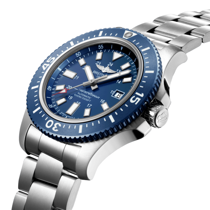 With its sturdy steel case water-resistant to 1,000 m (3,300 ft), its ultra-legible dial and its high-tech ultra-hard scratch-resistant ceramic rotating bezel, this special series features all the distinctive characteristics of an authentic professional diving watch. The steel version interprets its eminently technical, original and masculine style in black or blue. The Blacksteel version asserts itself as an authentic “seagoing pilot”, with a black and white look guaranteeing excellent legibility. These divers’ models with their steely temperament are equipped with an officially chronometer-certified selfwinding movement.